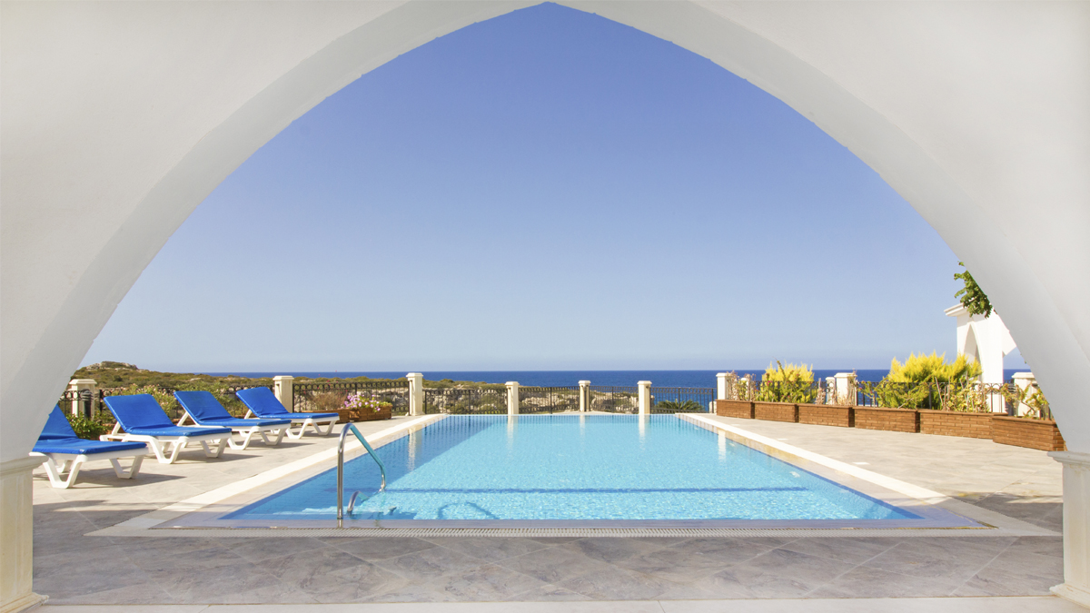 Kıbrıs'ta denize sıfır 5 odalı villa